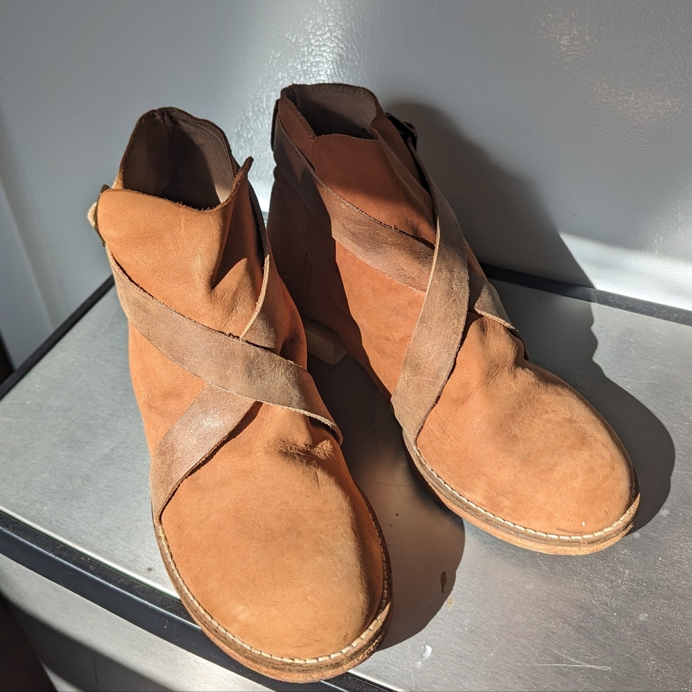 Free People Las Palmas distressed leather ankle boots size 5.5